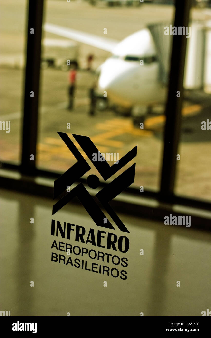 La finestra con il logo di Infraero Aeroportos Brasileiros stampigliato su di esso con il piano sullo sfondo Foto Stock
