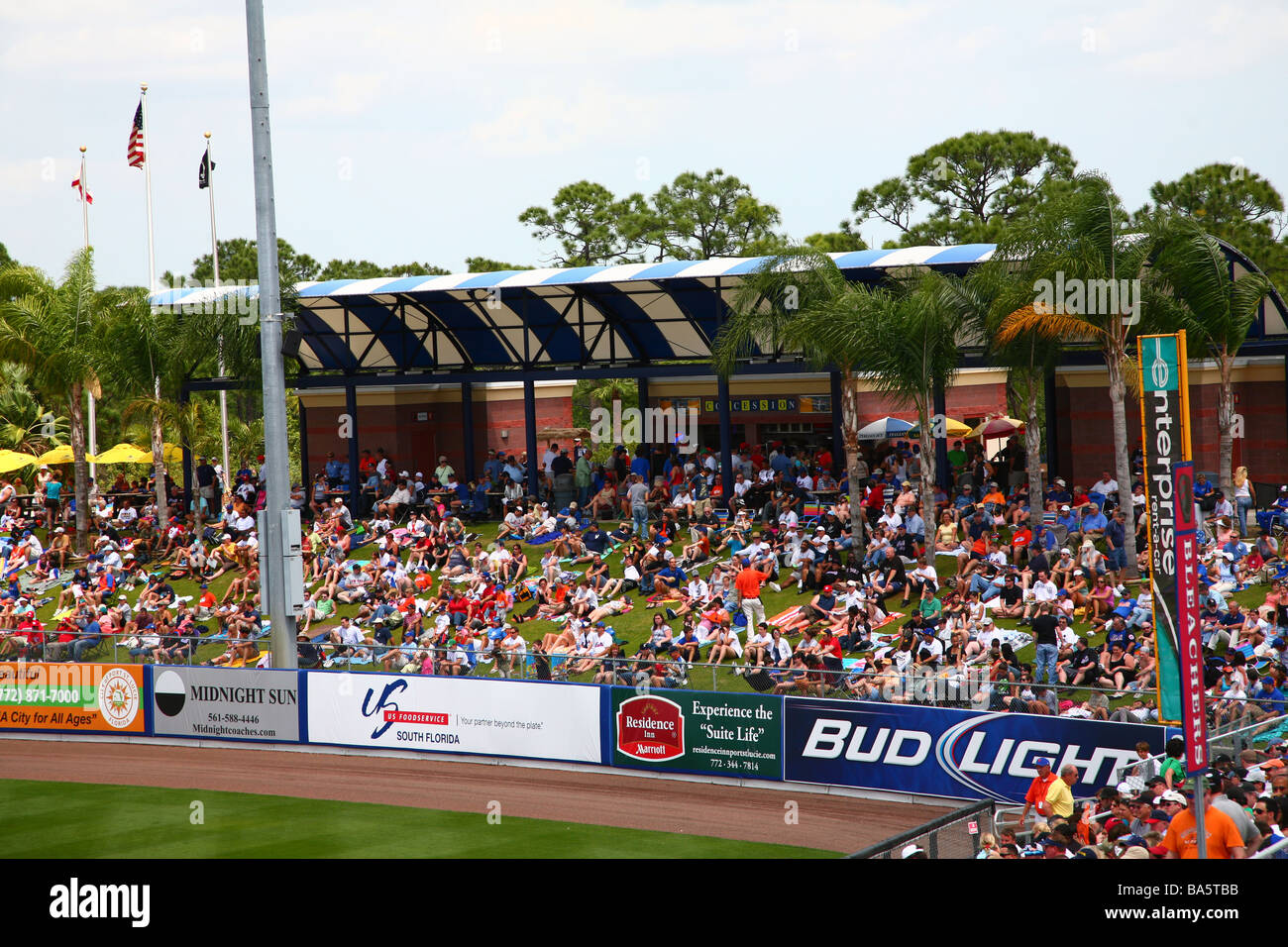 I fan di seduta sul berm presso un'allenamento primaverile di baseball gioco in campo tradizione, Port St. Lucie, FL, Stati Uniti d'America Foto Stock