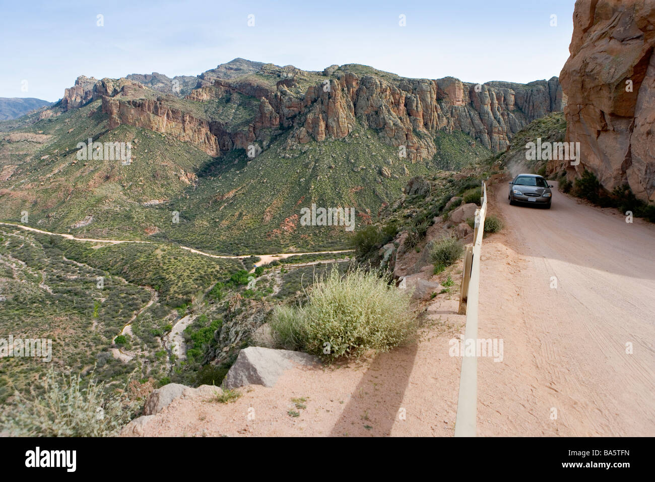I turisti in un'auto negoziare la strada sterrata che comprende gran parte del sentiero di Apache a est di Phoenix in Arizona Foto Stock