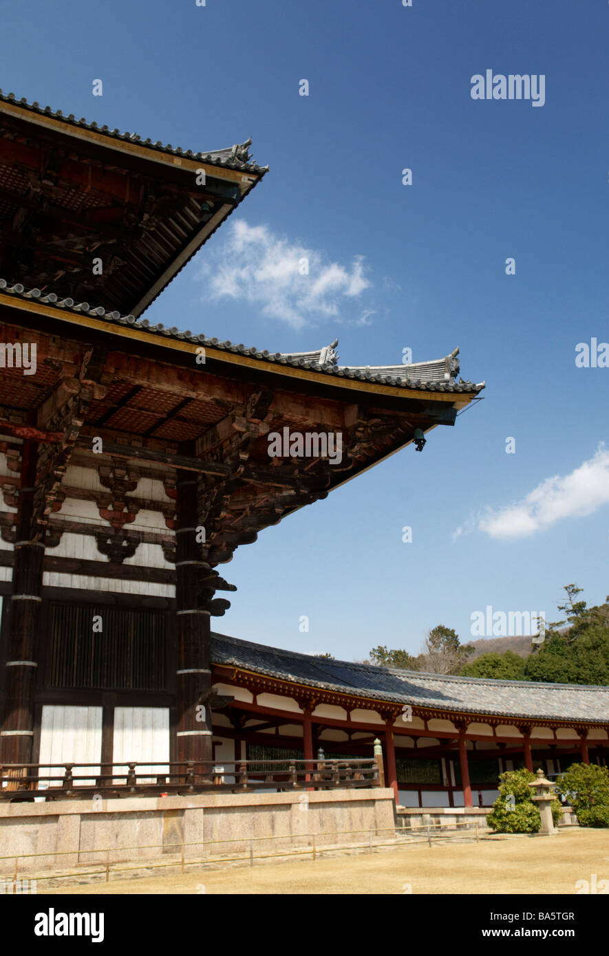 Dettaglio del tetto del Daibutsu-den Hall - il più grande edificio di legno nel mondo e parte del Tempio di Todai-ji tempio complesso di Nara. Foto Stock