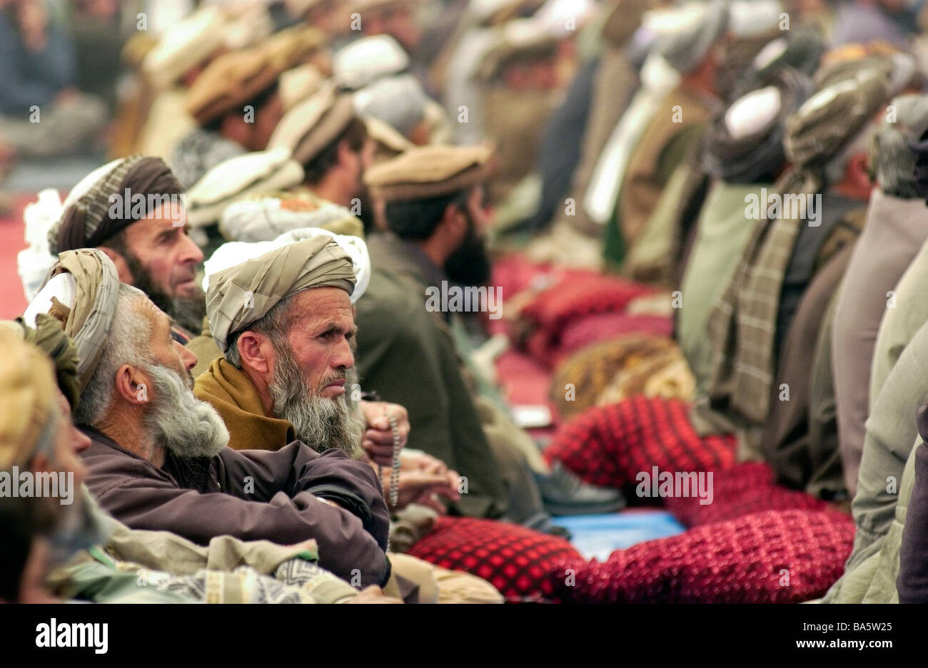 Gli uomini afghani frequentare una Loya Jirga o grand nel gruppo di Ghazi stadium di Kabul in Afghanistan Foto Stock