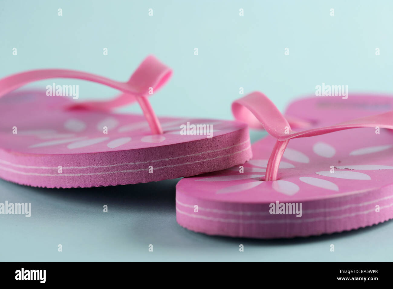 Flip flops rosa scarpe sandali toe bridge slip ons flip flop a vasca da bagno vasca da bagno scarpe sconfitte estate scarpe di plastica simbolo di scarpe Foto stock Alamy