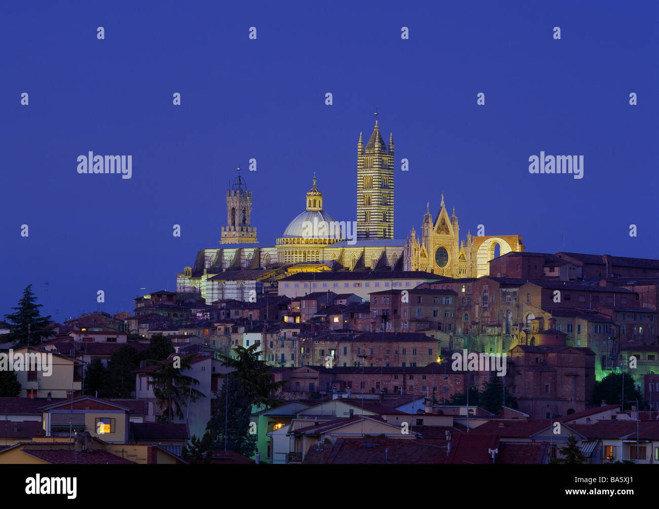 Italia Toscana Siena città-parere parte vecchia della città il Duomo di Santa Maria del crepuscolo cityscape case residences chiesa cattedrale Foto Stock