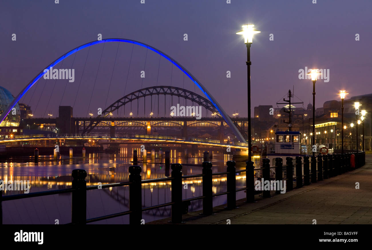 Visualizza in basso il fiume Tyne e ponti, Newcastle upon Tyne, Gateshead, Inghilterra. Foto Stock