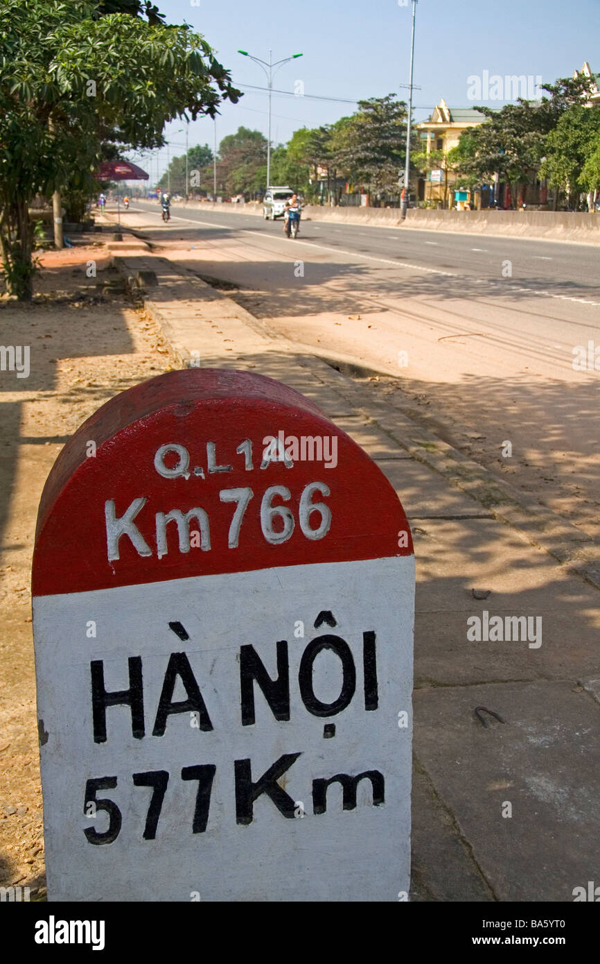 Milepost in chilometri che mostra la distanza da Quang Tri ad Hanoi sull'Autostrada Nazionale 1 Vietnam Foto Stock