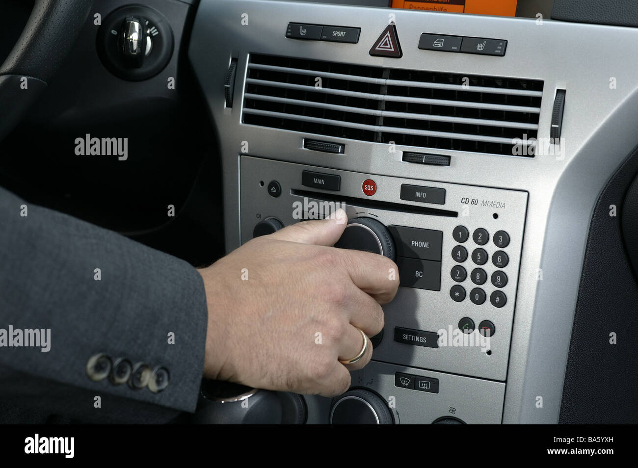 Telefoni interni auto navigation hi-fi man mano regolatore pulsante di dettaglio alcuna proprietà di rilasciare il veicolo Autofahren automobilisti InCar Foto Stock