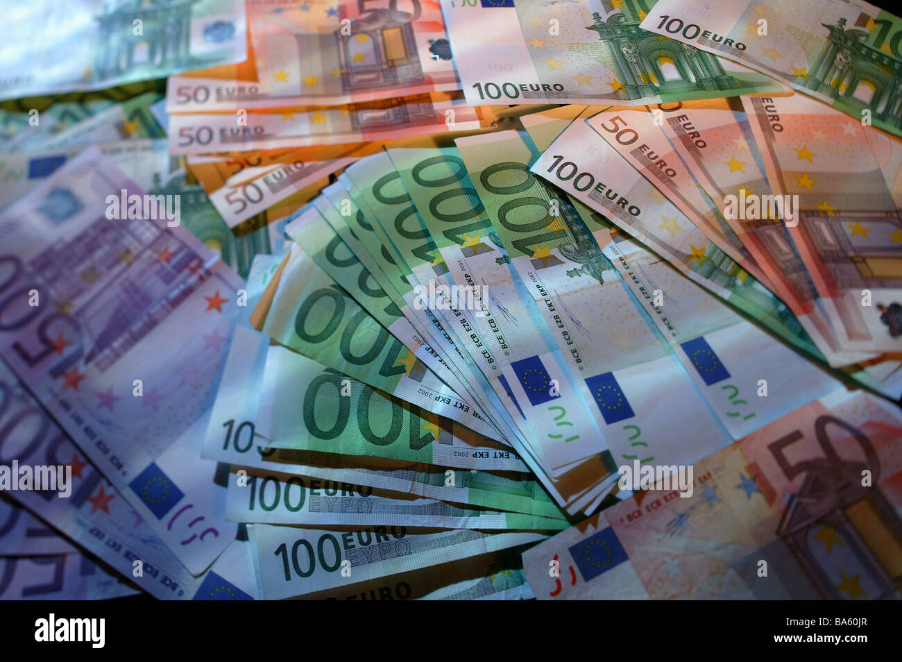 Le fatture del denaro Euro Bills valuta euro in modo diverso valore simbolo molte ricchezze profitto costi ricavi i mezzi di pagamento le edizioni Foto Stock