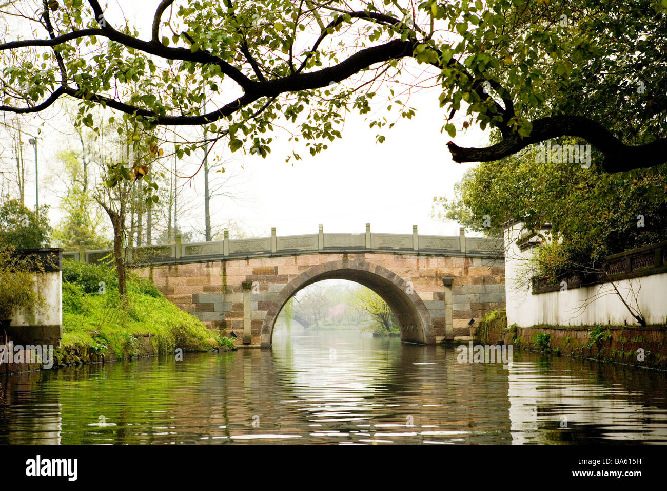 Il ponte di pietra sul West Lake Hangzhou nella provincia di Zhejiang Cina Asia Foto Stock