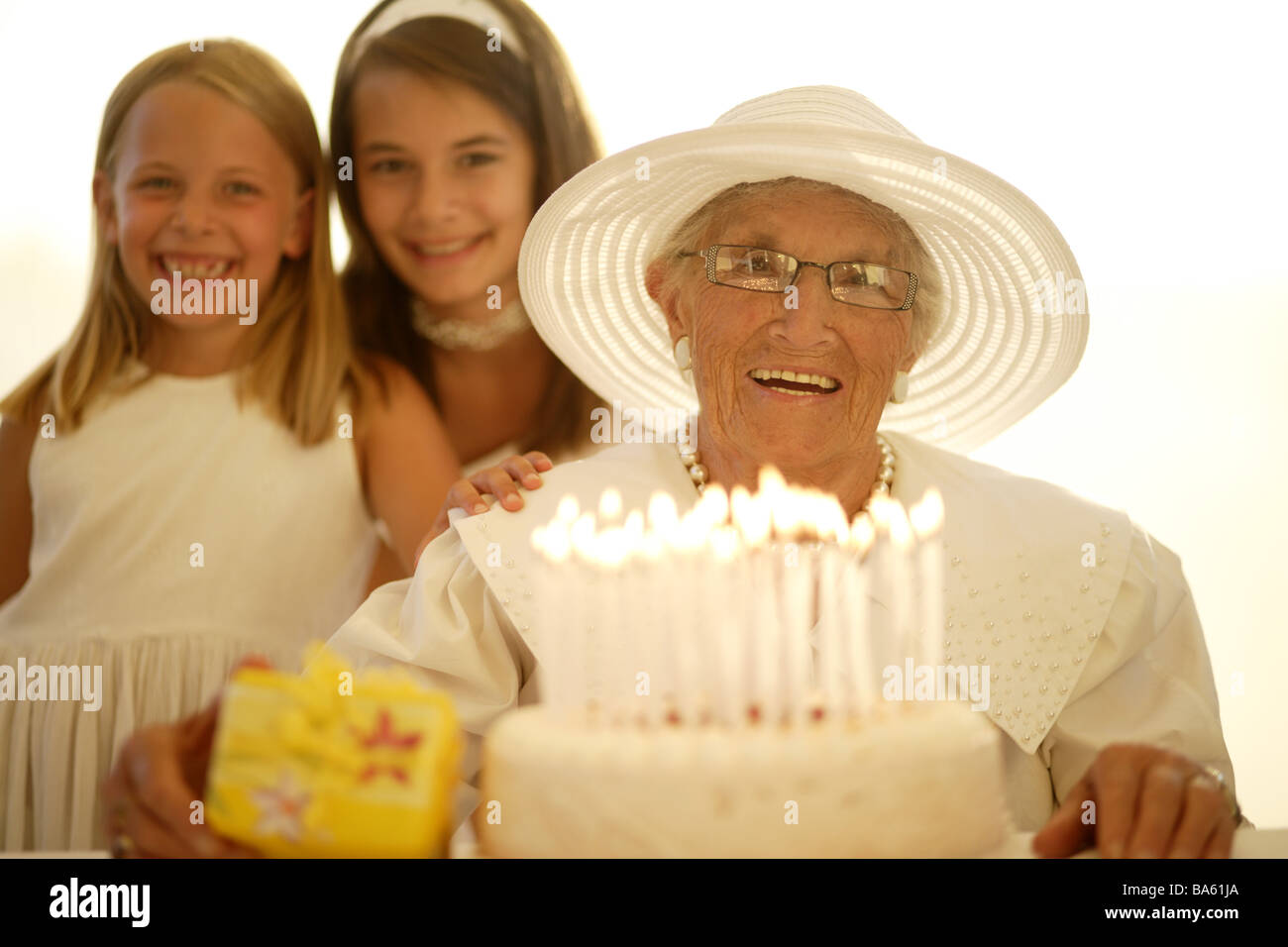 Senior hat ragazze ride compleanno celebrazione di dettaglio persone nonna  donna 70-80 anni bicchieri hat cappello sguardo fotocamera Foto stock -  Alamy