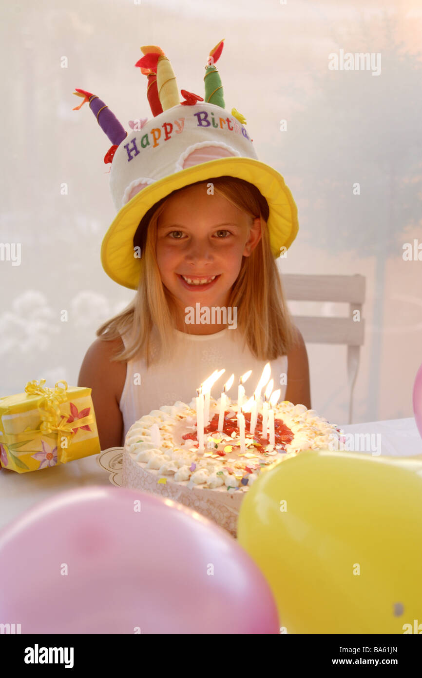 Girls party-hat compleanno torta di palloncini regalo ride dettaglio  persone bambino 11 anni bionda con i capelli lunghi a torta di compleanno  candele ustioni Foto stock - Alamy
