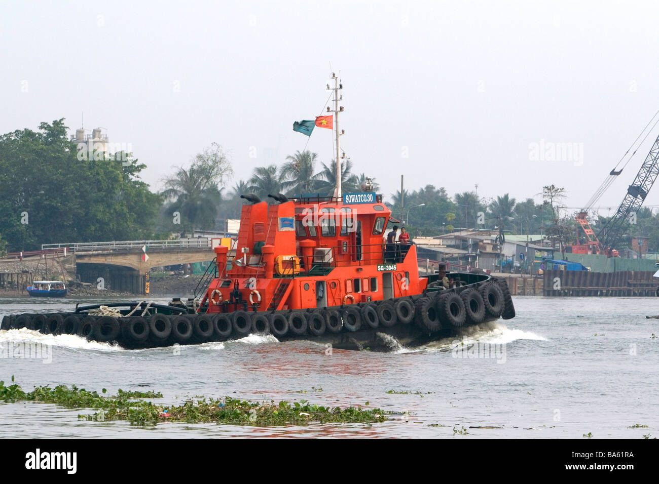 Rimorchiatore sul fiume Saigon a Ho Chi Minh City Vietnam Foto Stock