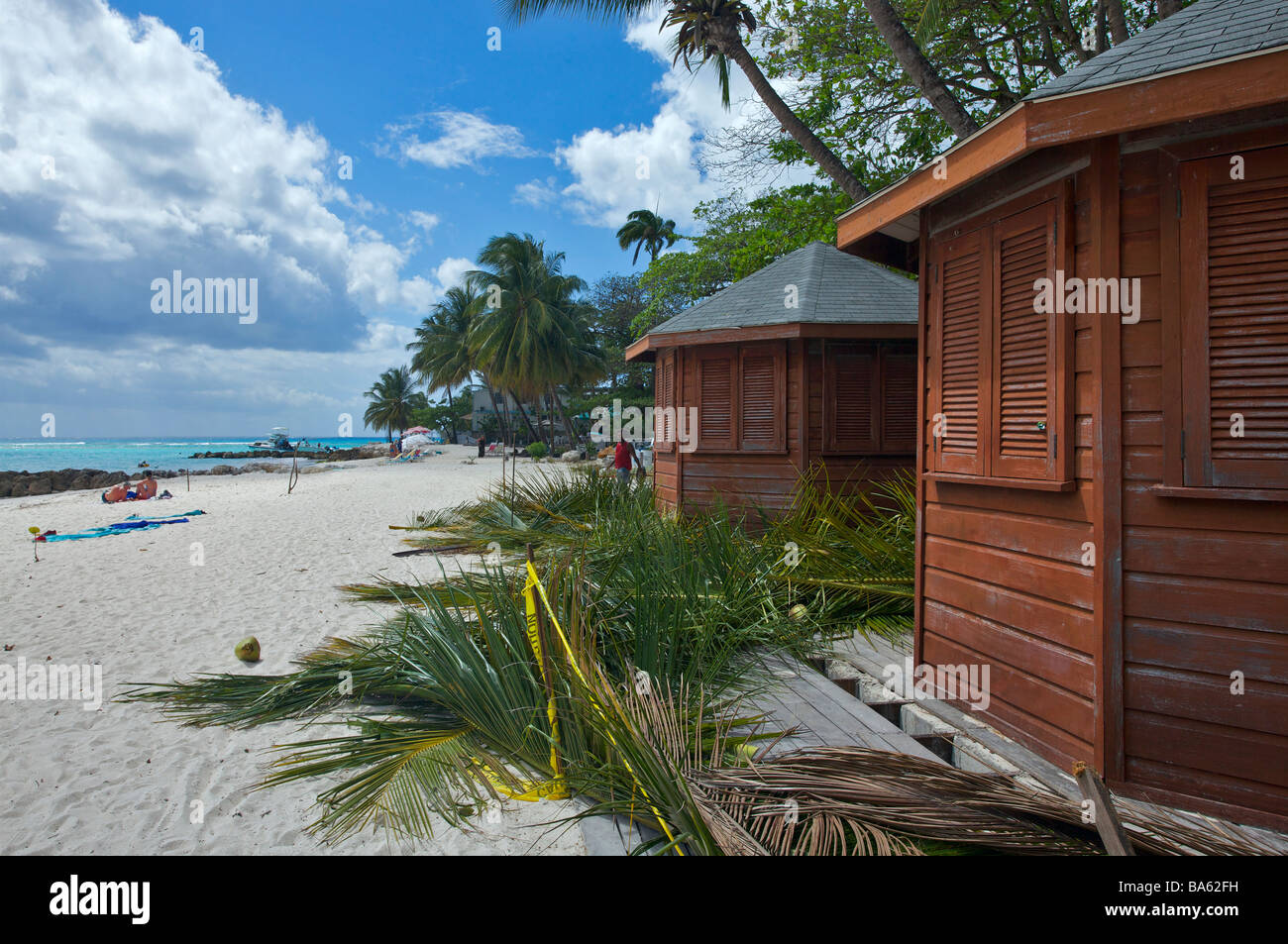 Cabine sulla spiaggia, sotto sviluppo, coperto con foglie di noce di cocco in Worthing beach, Barbados, 'West Indies' Foto Stock