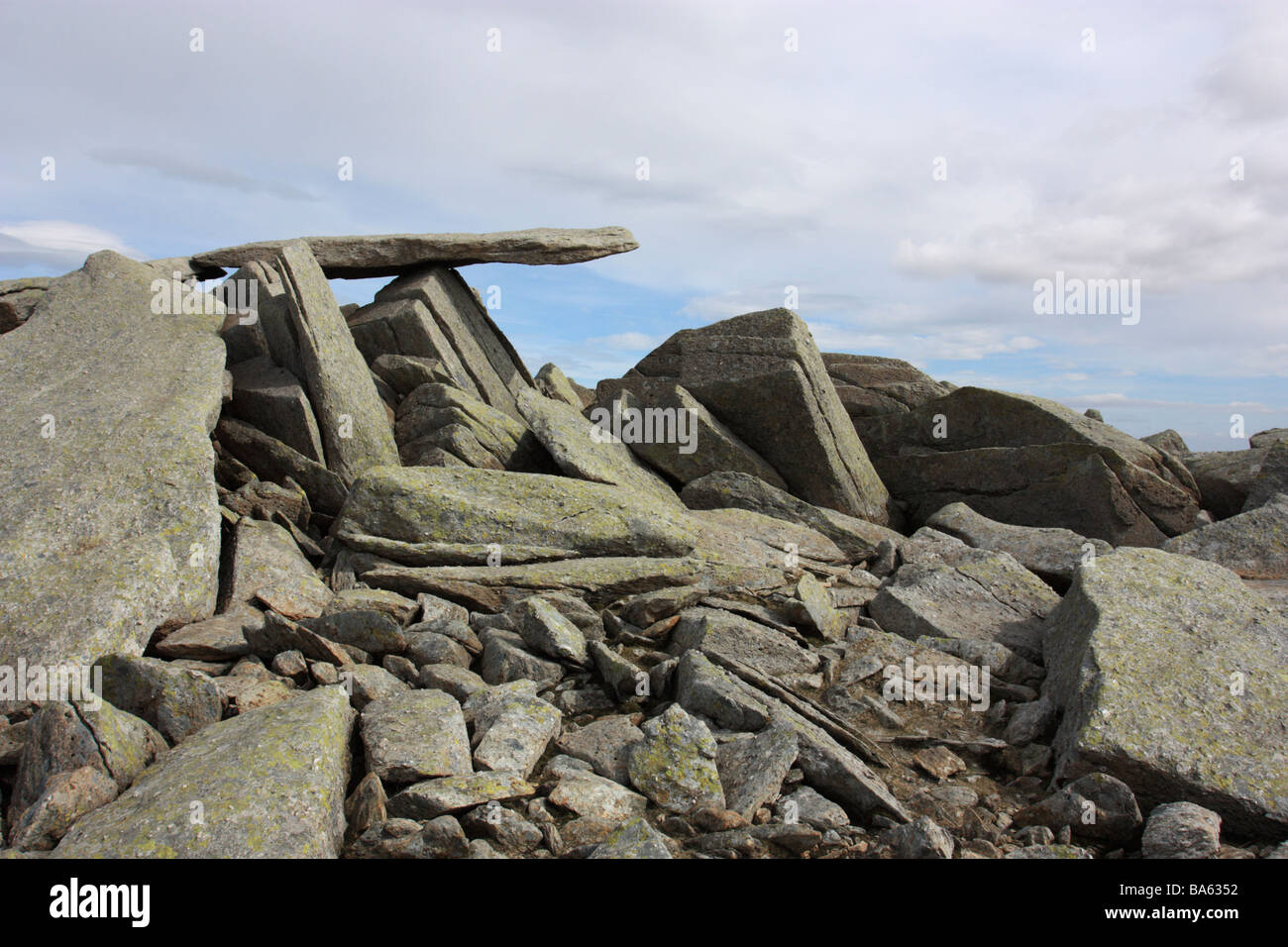 La famosa pietra a sbalzo sul vertice di Glyder Fach, una montagna in Snowdonia, il Galles del Nord Foto Stock