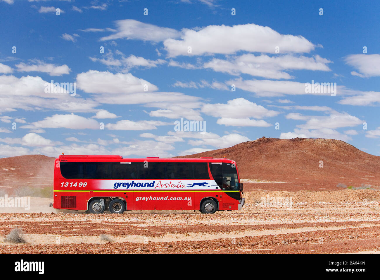 Bus sulla strada del deserto. L'outback, Queensland, Australia. Foto Stock