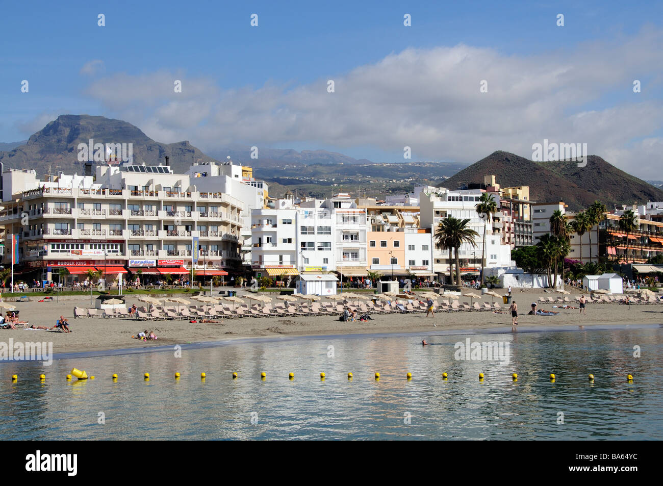 Los Cristianos vista sul lungomare di questa popolare spagnolo holiday resort Tenerife Isole Canarie Foto Stock