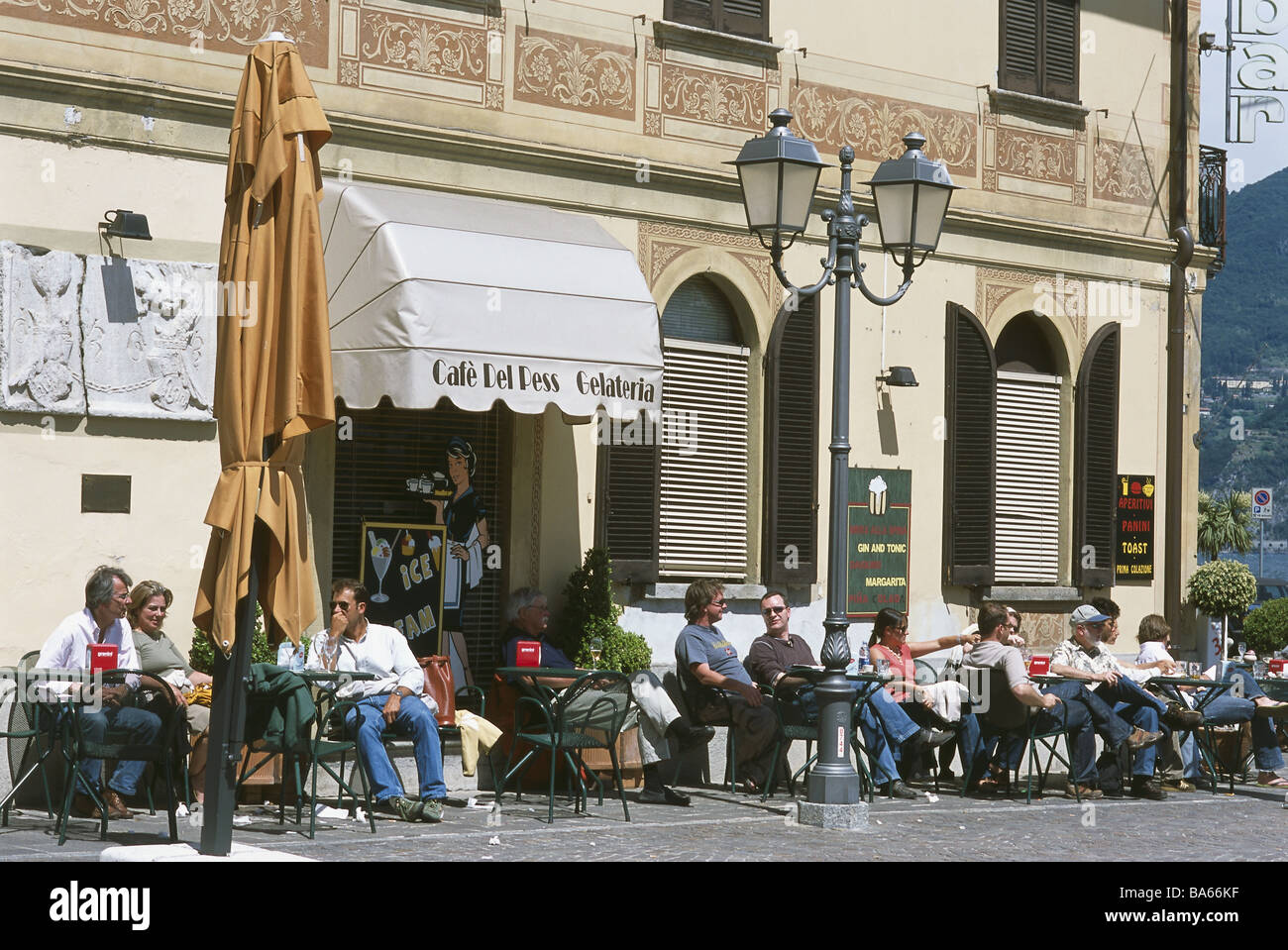 Italia Lombardei modelli Comer mare Menaggio piazza Garibaldi street-cafe nessun rilascio cameriere-Italia Nord-italia cameriere-mari italiani Foto Stock