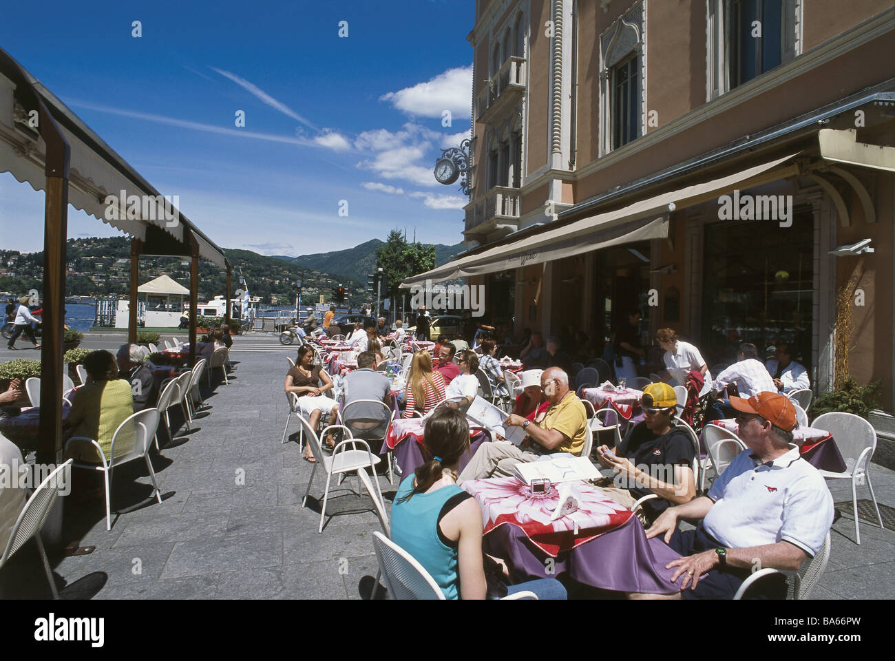 Italia Lombardei modelli mare Comer Como piazza Cavour pasticceria Pasticceria Monti gli ospiti nessun rilascio cameriere-Italia Nord-italia Foto Stock