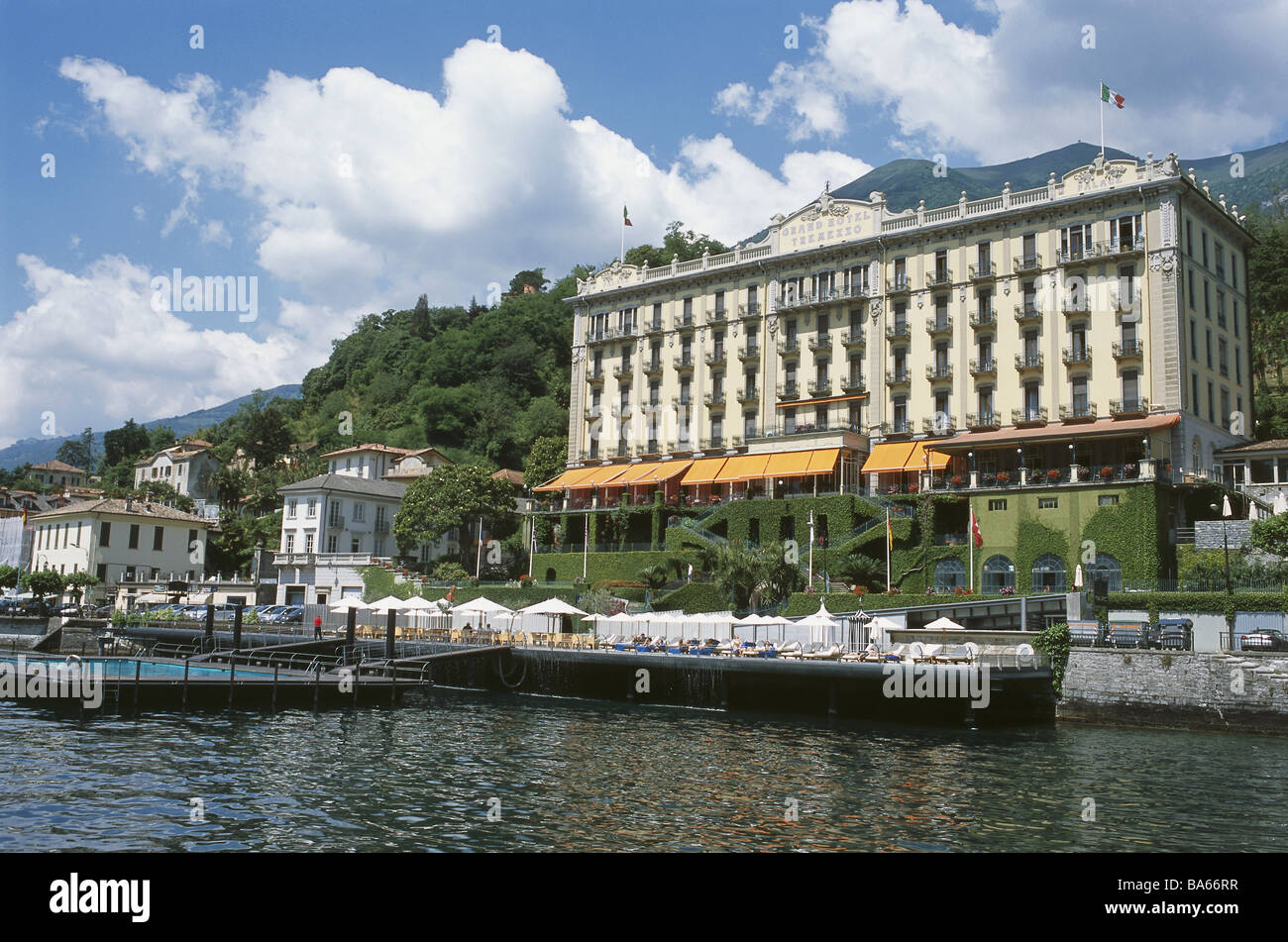 Italia Lombardei Comer mare Lidi di Tremezzo Grand Hotel Tremezzo Palace terrazza-solarium Piscina cameriere-Italia Nord-italia cameriere-italiano Foto Stock