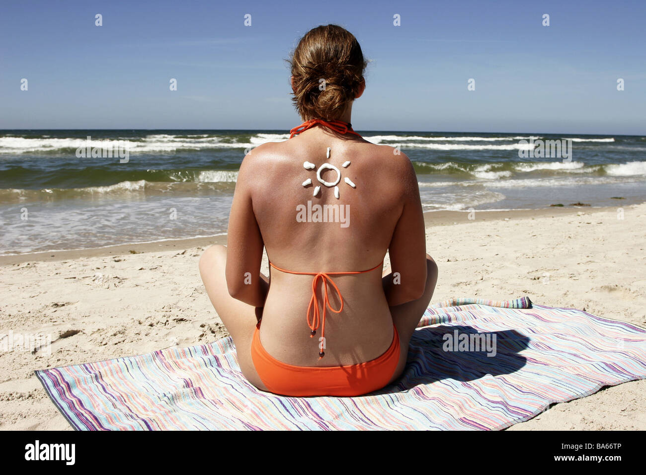 Spiaggia Ragazze Bikini Siede Spalle Sun Crema Serie Sun Persone Ragazzi Adolescenti Di 13 16 Anni Brunette Relax Recupero Foto Stock Alamy