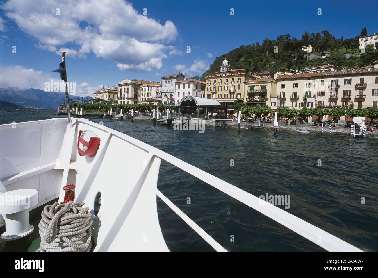 Italia Lombardei Comer gita in mare-barca dettaglio lo sguardo di prua Bellagio luogo-parere shore-promenade cameriere-Italia Nord-italia Foto Stock