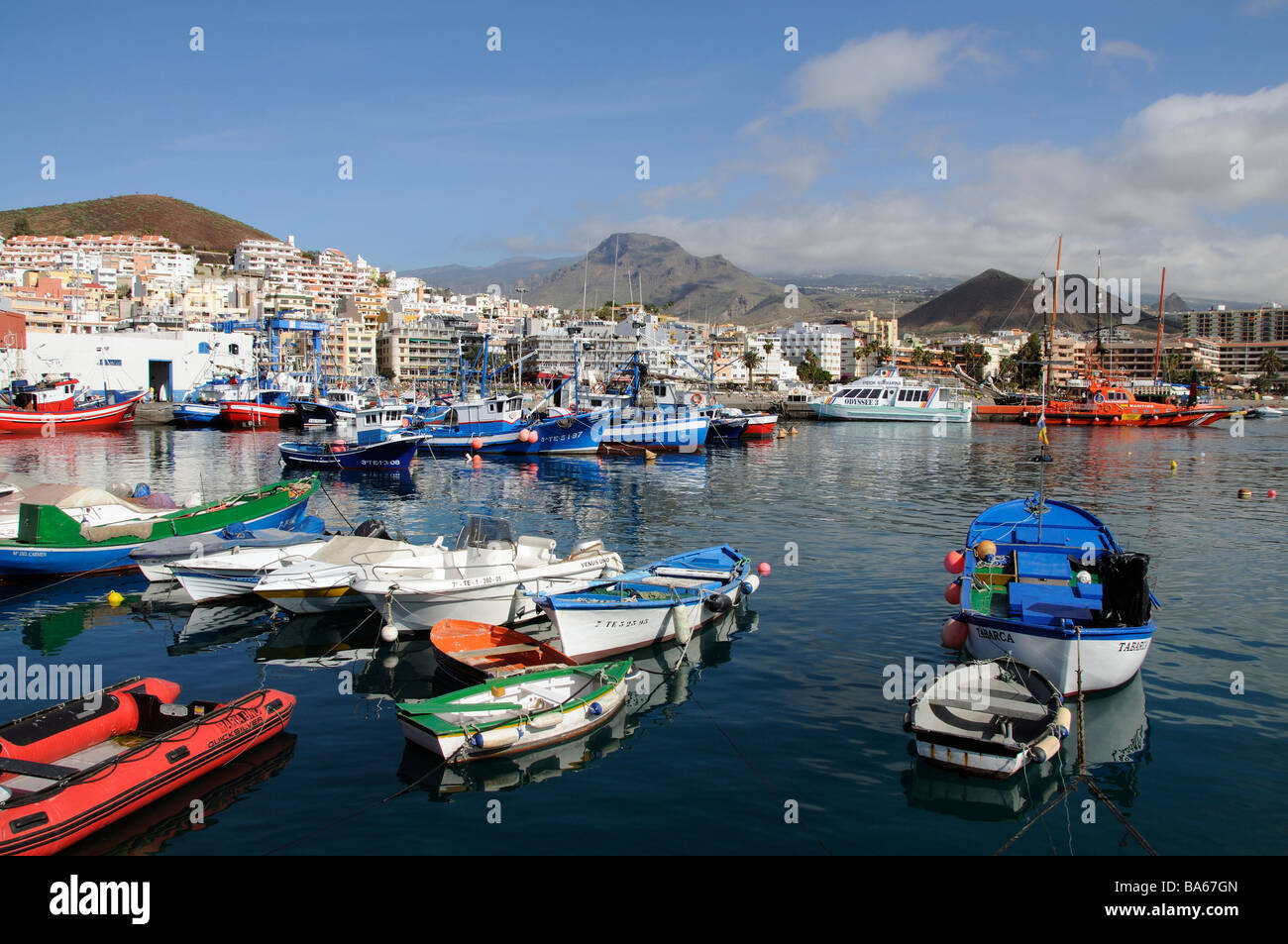 Los Cristianos holiday resort Tenerife Isole Canarie porto spagnolo della flotta da pesca barche sul quay Foto Stock