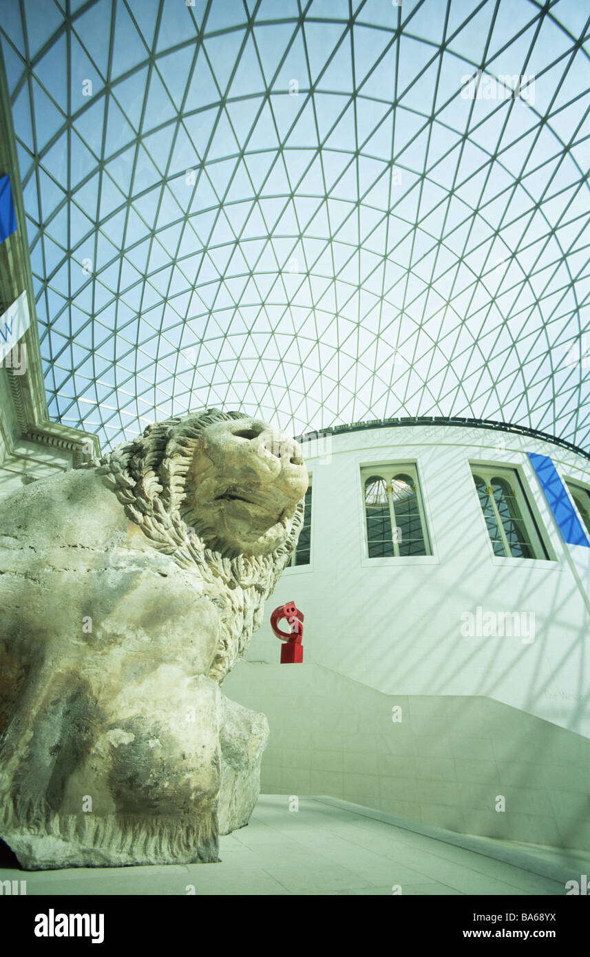 Gran Bretagna Londra British museum Great Court lion-scultura dettaglio dal basso Inghilterra Museo di capitale-interno di edifici Foto Stock