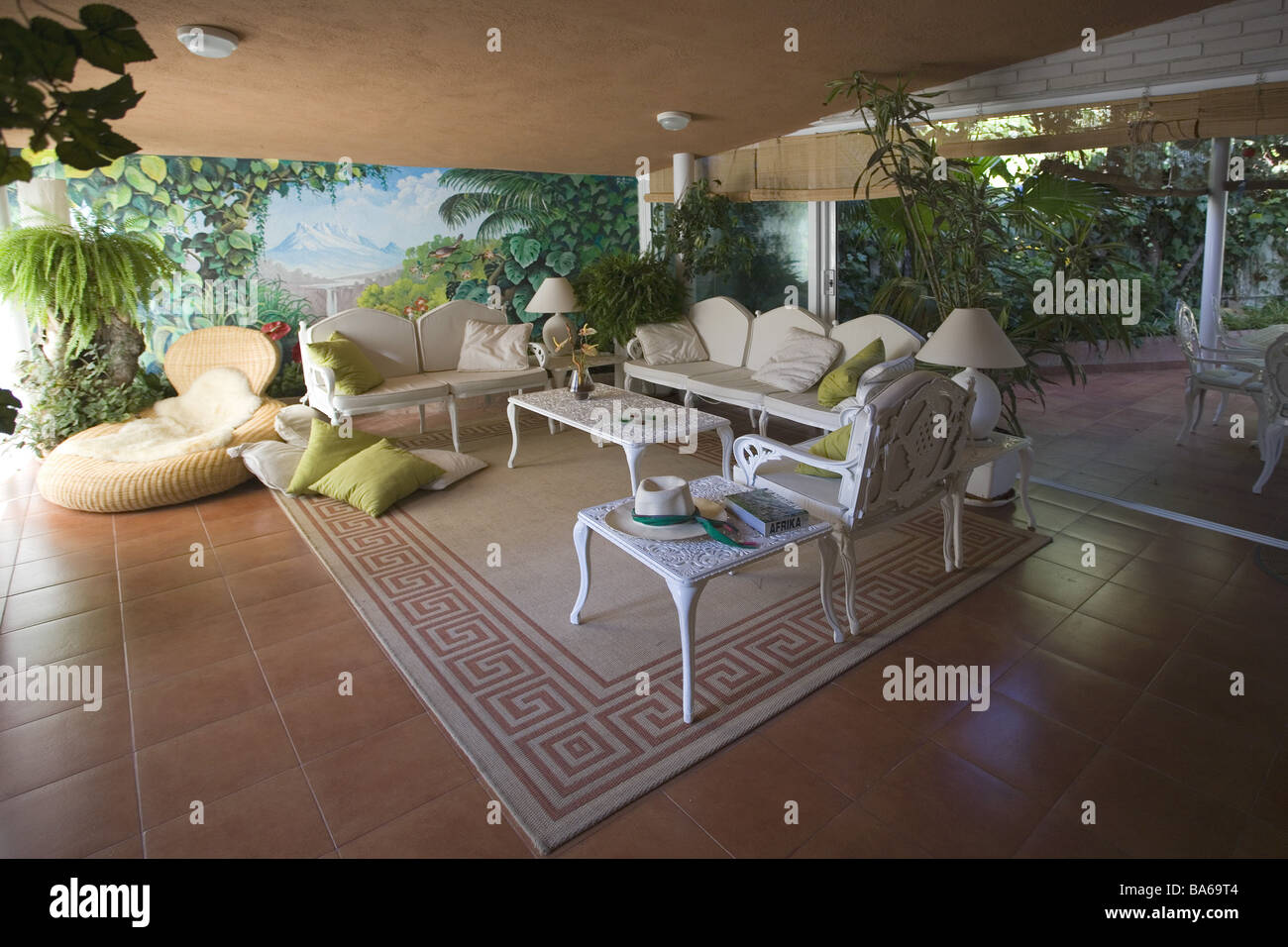 Inverno-attrezzature da giardino mediterran serie spazio vivente con piastrelle di tappeto di massa sedi banca cestello sedie sedie basket-letto da giorno Foto Stock