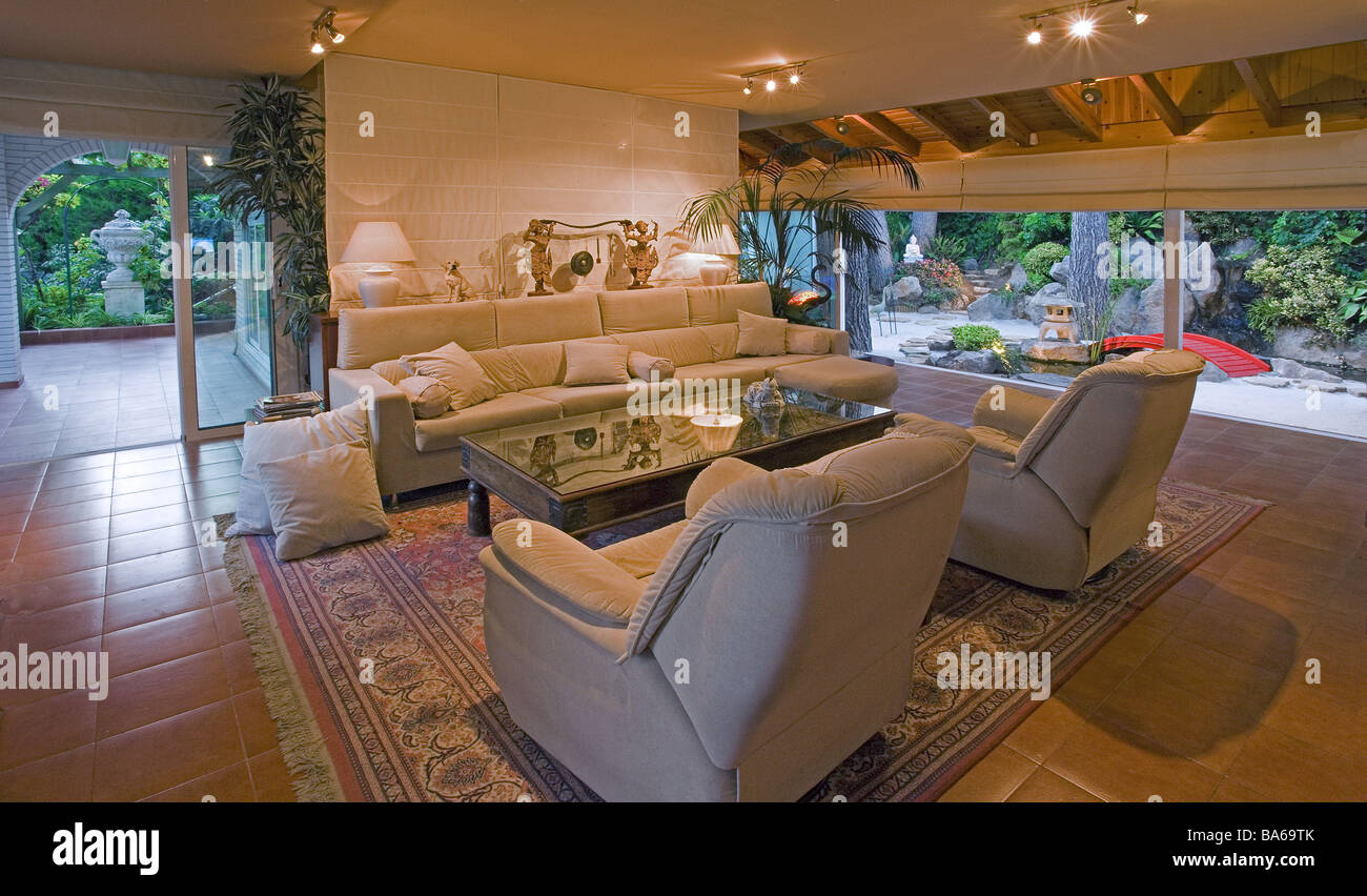 Sale di soggiorno cuscino-set serie spazio vivente con piastrelle di massa posti tappeto lettino tavolo sedie tavolo di vetro e architettura Symbol Foto Stock