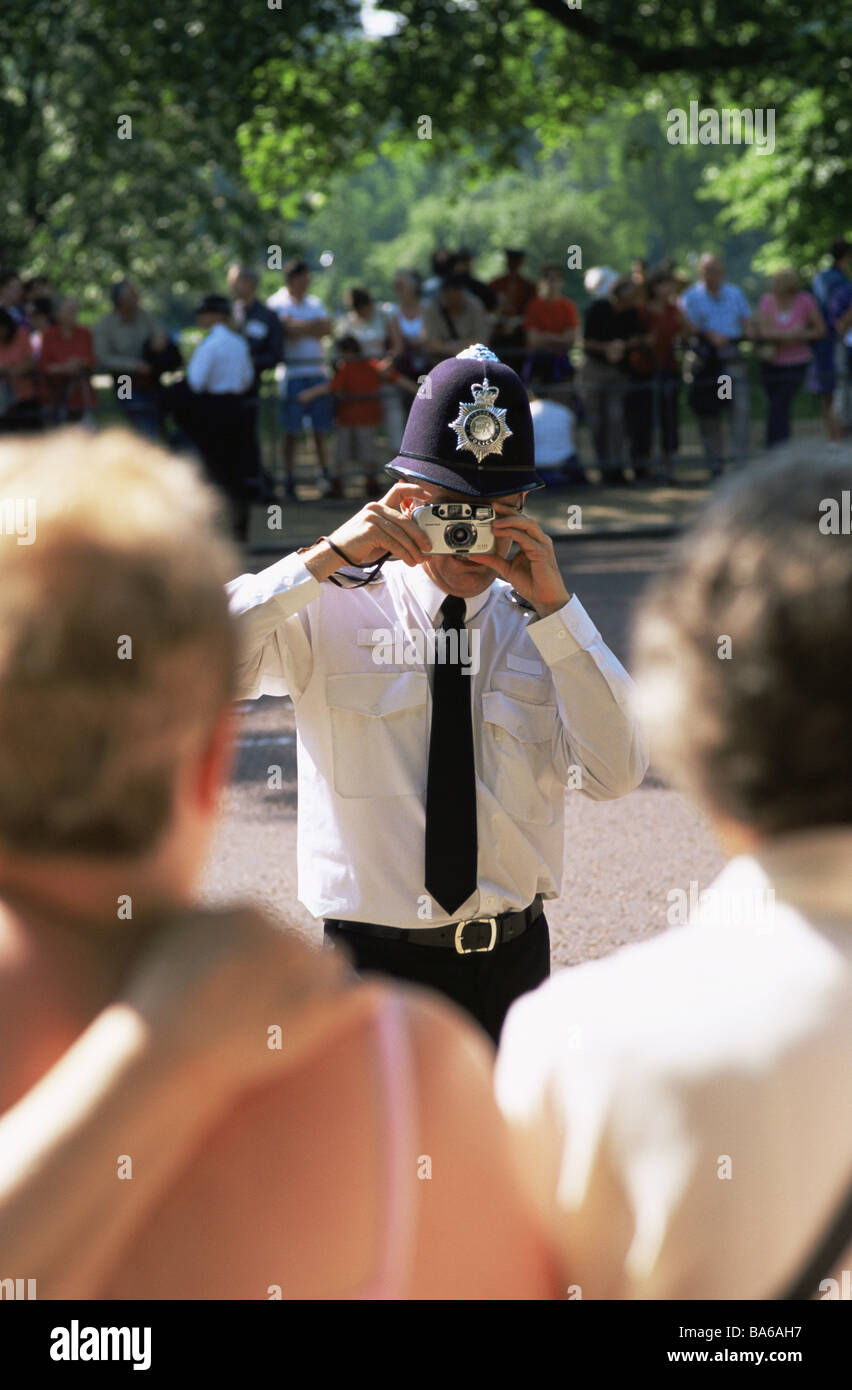 Gran Bretagna Londra parade funzionario di polizia turistico-coppia fotografie dettaglio nessun modelli capitale soldati persone rilascio uniforme Foto Stock