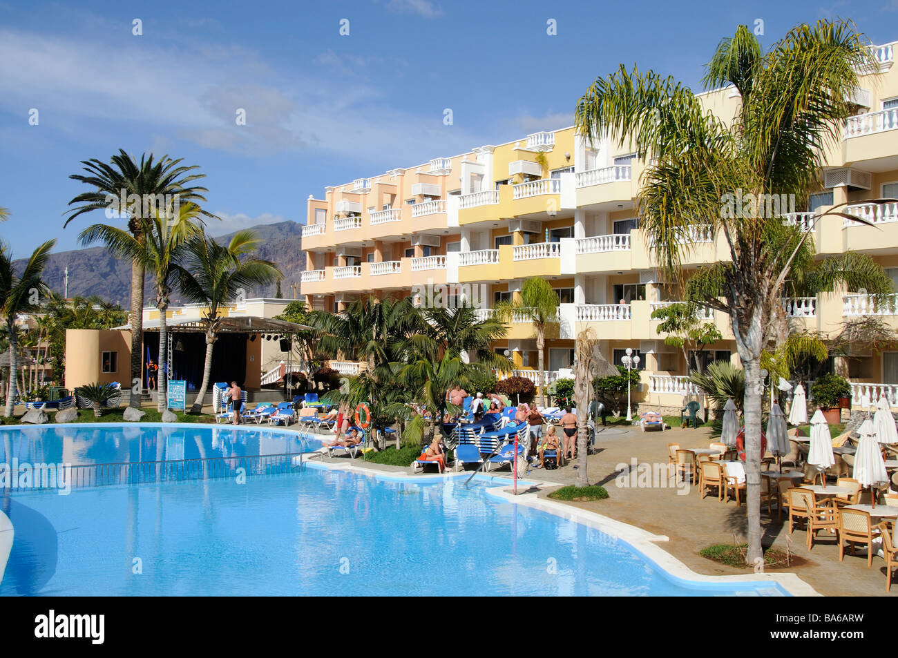 Albergo spagnolo piscina con vista su camere e appartamenti Foto Stock