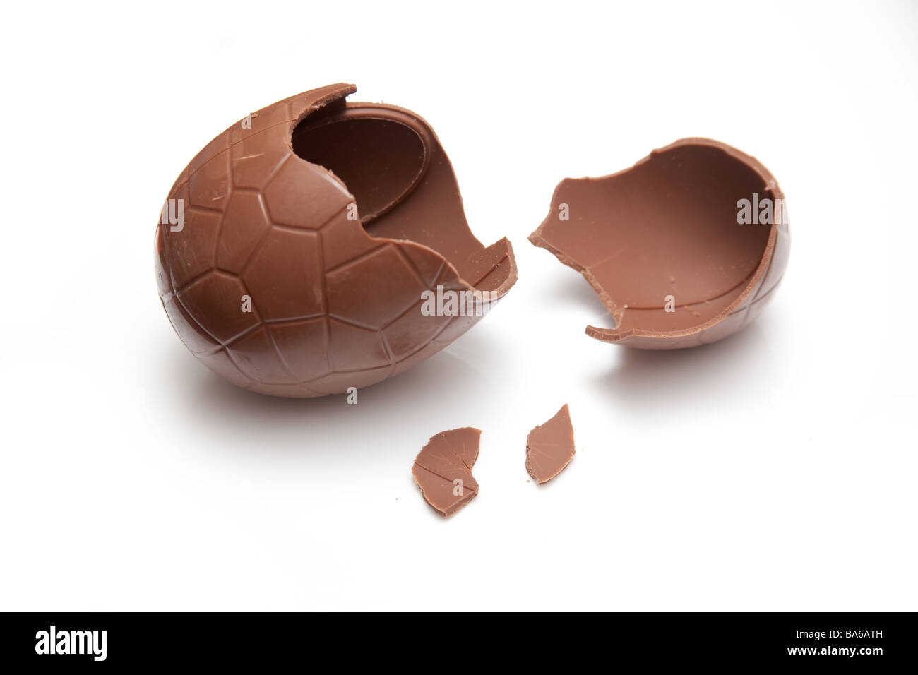 Il cioccolato uovo di pasqua isolato su un bianco di sfondo per studio Foto Stock