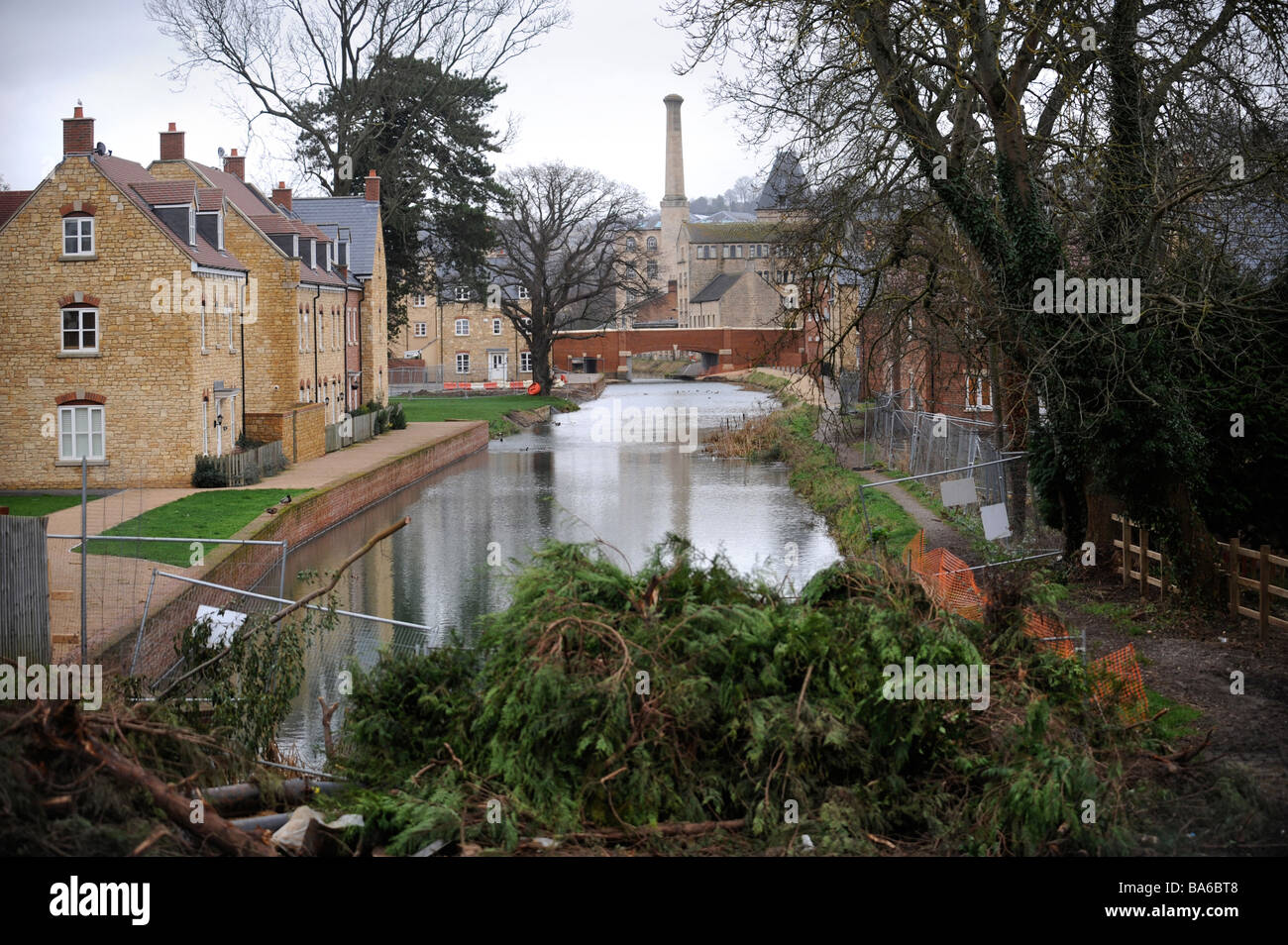 Una vista della parte restaurata navigazione STROUDWATER CANAL GLOUCESTERSHIRE CON IL NUOVO ALLOGGIAMENTO E MULINO EBLEY NELLA DISTANZA UK JA Foto Stock