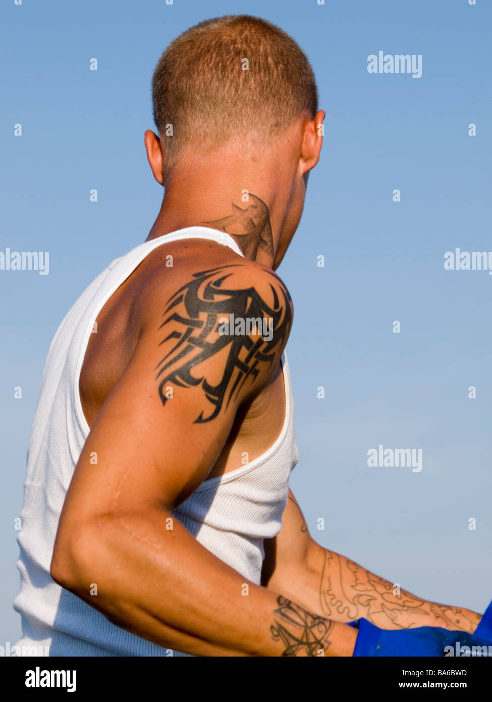 Lavoratore a una pesca commerciale dock Foto Stock