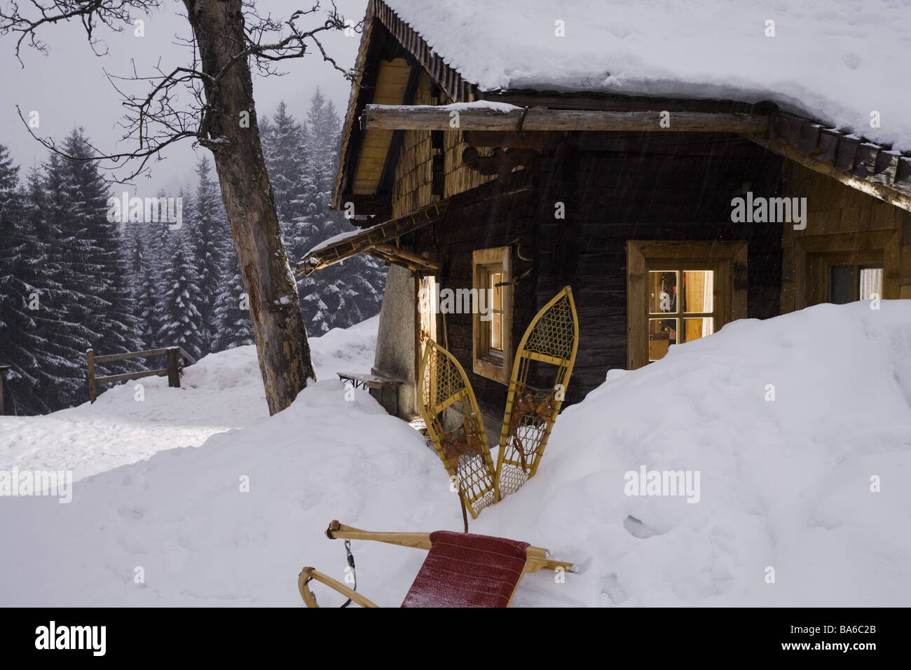 Mountain-foresta-legno cottage dettaglio inverni illuminazione slittini racchette da neve montagne forest cottage baita di montagna ottenuto nevicato Foto Stock