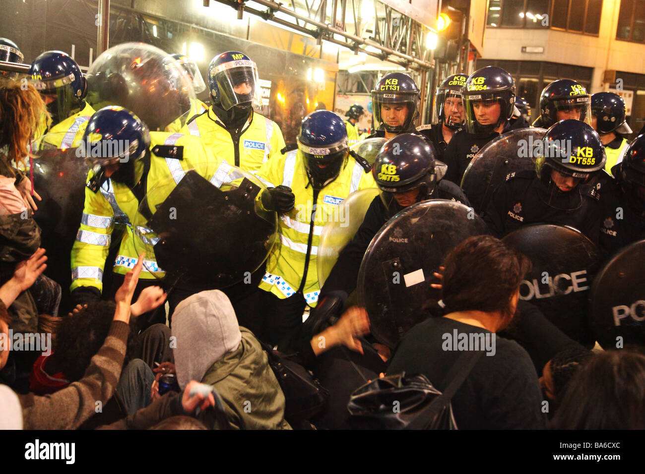 La polizia è forzatamente la gente disperdente al G20 di dimostrazione nel centro di Londra con le protezioni a corto di bussare e spingere le persone Foto Stock