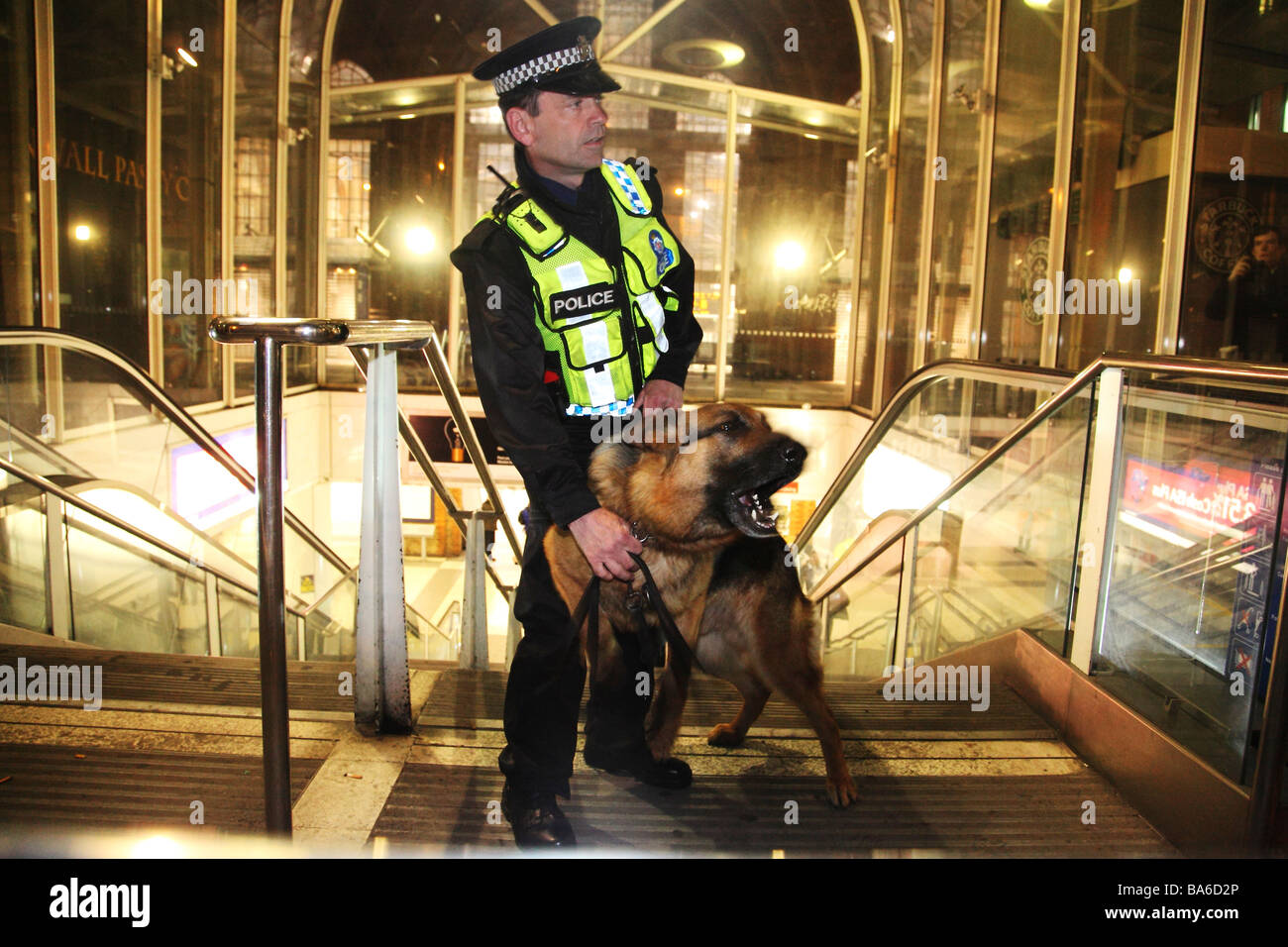 La polizia è forzatamente la gente disperdente al G20 di dimostrazione nel centro di Londra con le protezioni a corto di bussare e spingere le persone Foto Stock