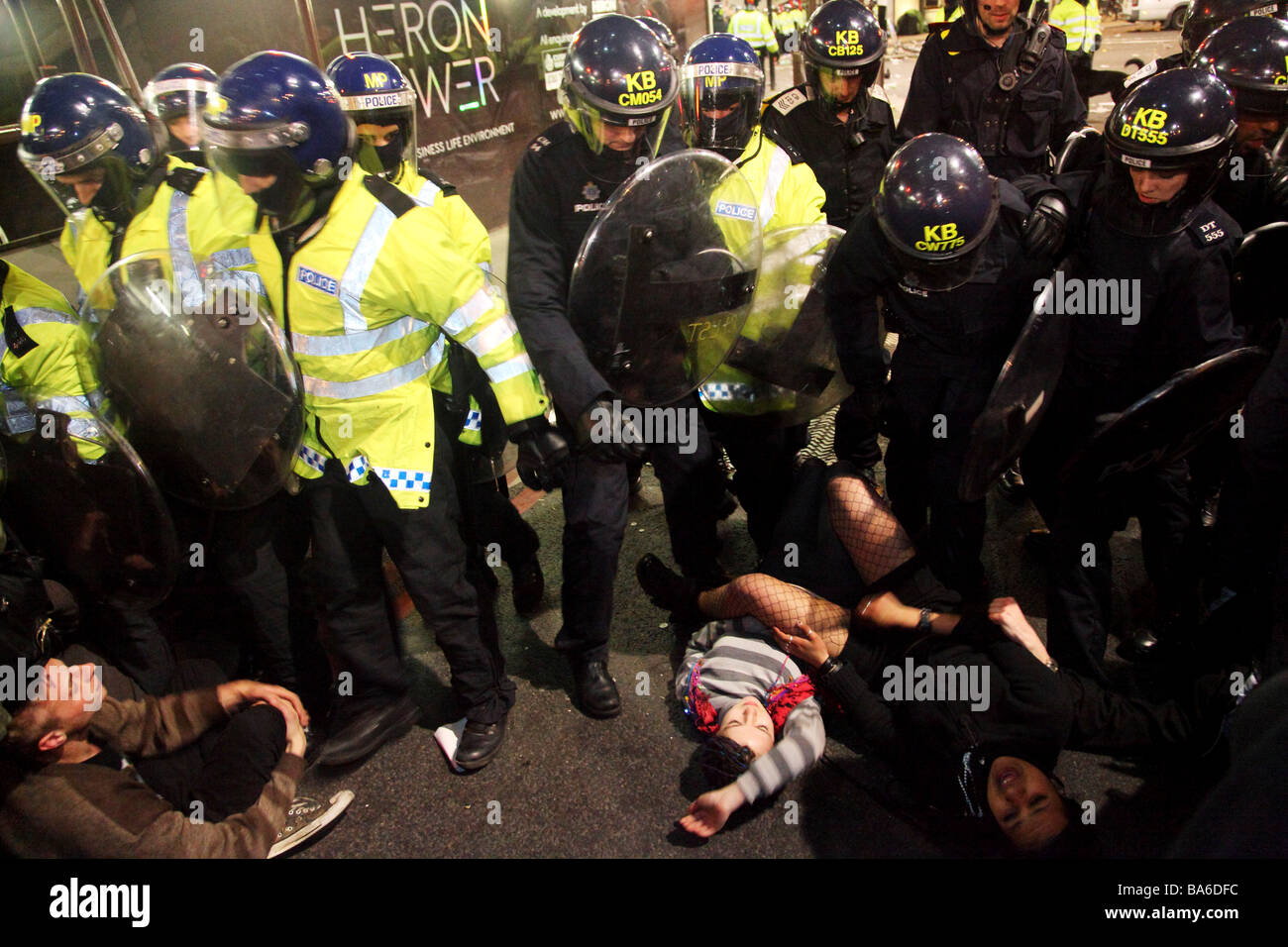 La polizia è forzatamente la gente disperdente al G20 di dimostrazione nel centro di Londra con le protezioni a corto di bussare e spingere le persone Foto Stock