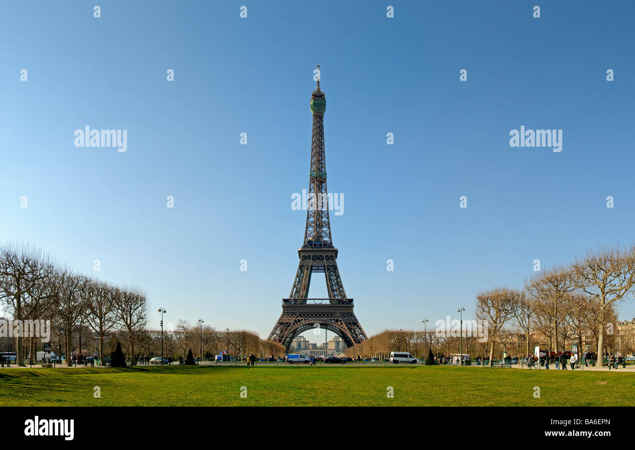 La Torre Eiffel a Parigi in una limpida giornata di primavera. Alta risoluzione panorama. Foto Stock