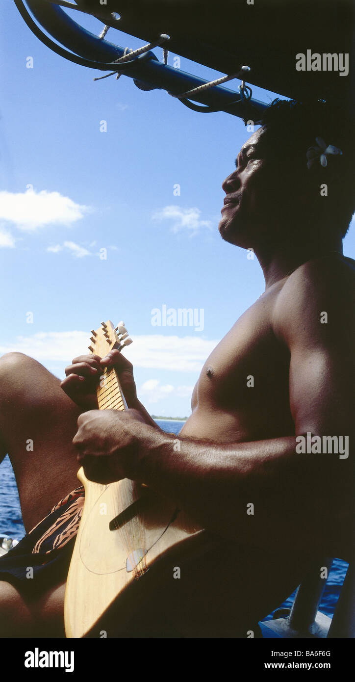 Guardare Lontano si imbarca in dettaglio swarthily più sul mercato interno della società French-Polynesia-isole chitarra guitar-giocatori isola BORA-BORA Foto Stock Guardare Lontano si imbarca in dettaglio swarthily più sul mercato interno della società French-Polynesia-isole chitarra guitar-giocatori isola BORA-BORA Foto Stock