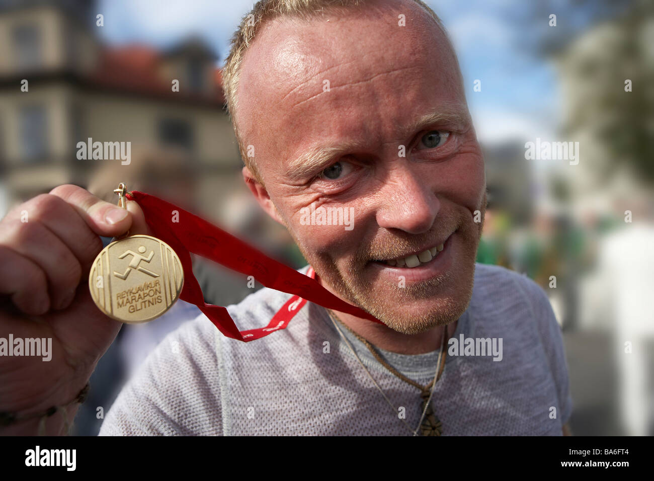 Vincitore della maratona che mostra medaglia, Reykjavik, Islanda Foto Stock