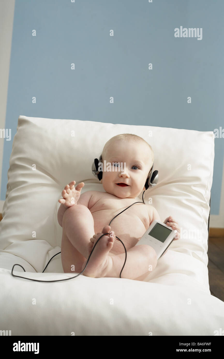 Baby bare sedie si trova MP3-Player ascolta musica sorride persone serie  bambino bimbo di 8 mesi le cuffie per iPod Musikhören attività Foto stock -  Alamy