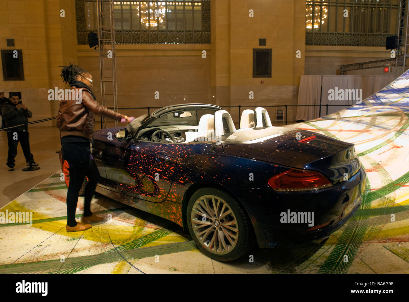 Una BMW utilizzato da artista Robin Rodi per creare una tela dipinta con pneumatici è pulito mentre sul display in Grand Central Terminal Foto Stock