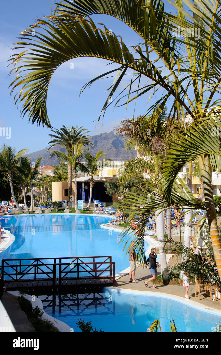 Albergo spagnolo piscina con vista su camere e appartamenti Foto Stock