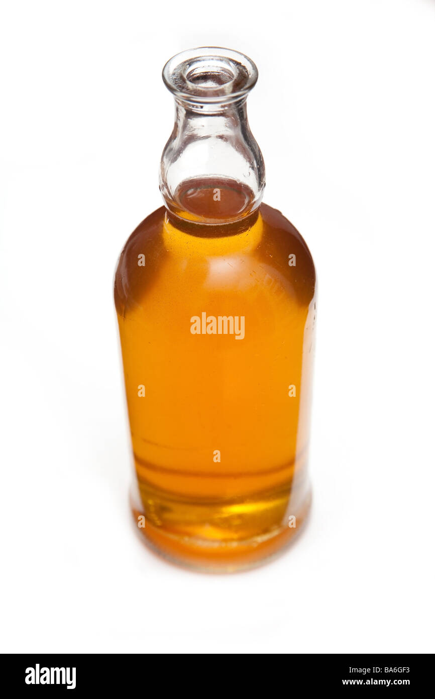 Bottiglia di Scotch whisky isolato su un bianco di sfondo per studio Foto Stock