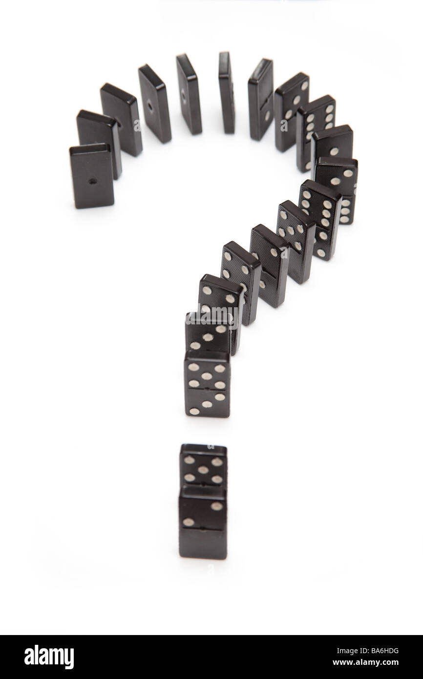 Domino è in forma di una domanda ? Contrassegnare isolato su un bianco di sfondo per studio Foto Stock