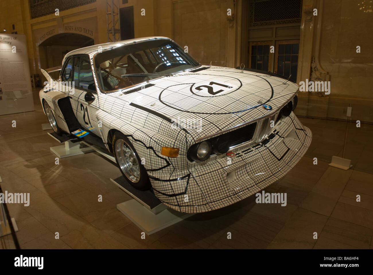 Una BMW 3 0 CSL dipinte dall'artista Frank Stella nel 1976 viene visualizzato sul display in Grand Central Terminal Foto Stock