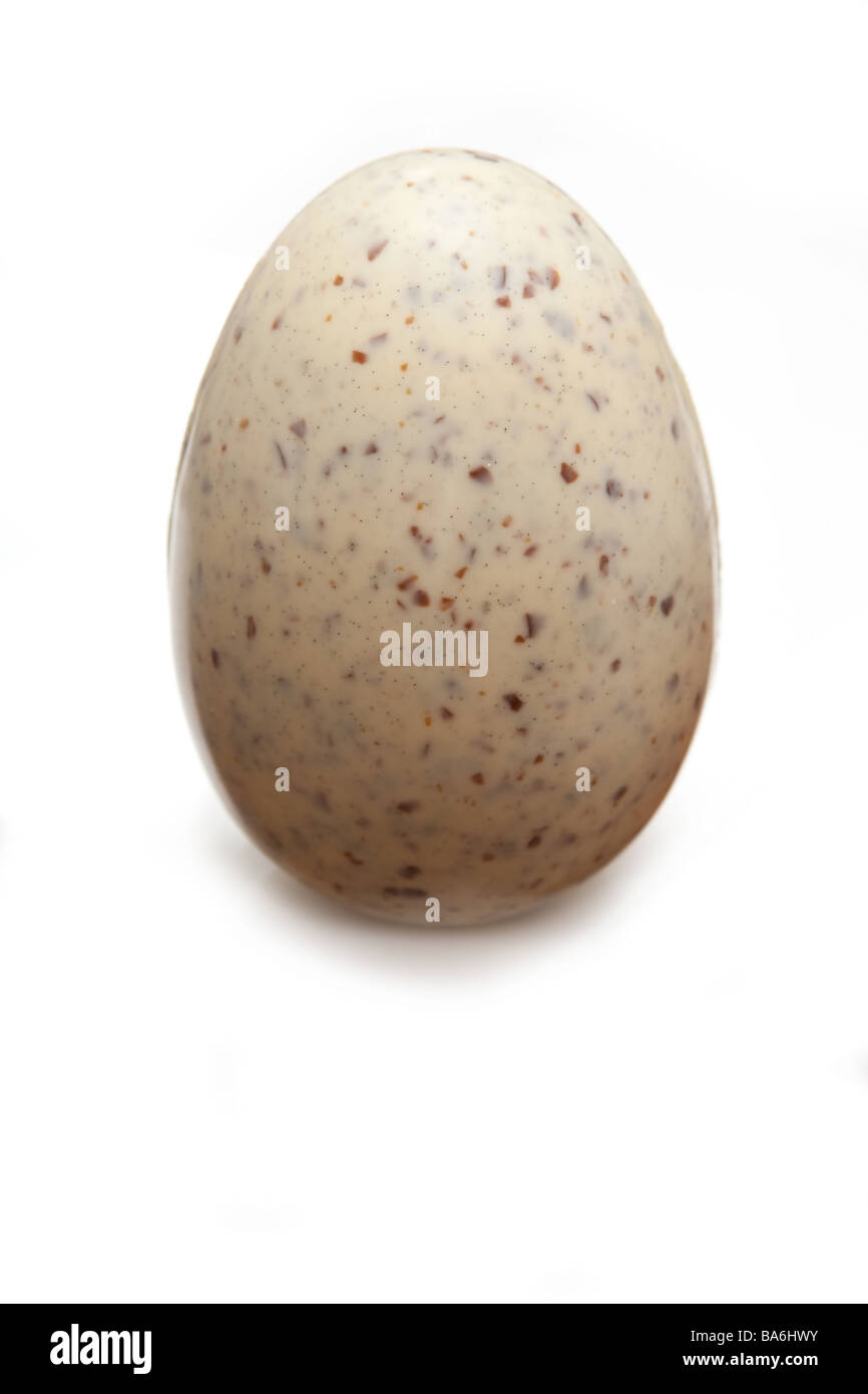 Il cioccolato bianco uovo di pasqua isolato su un bianco di sfondo per studio Foto Stock