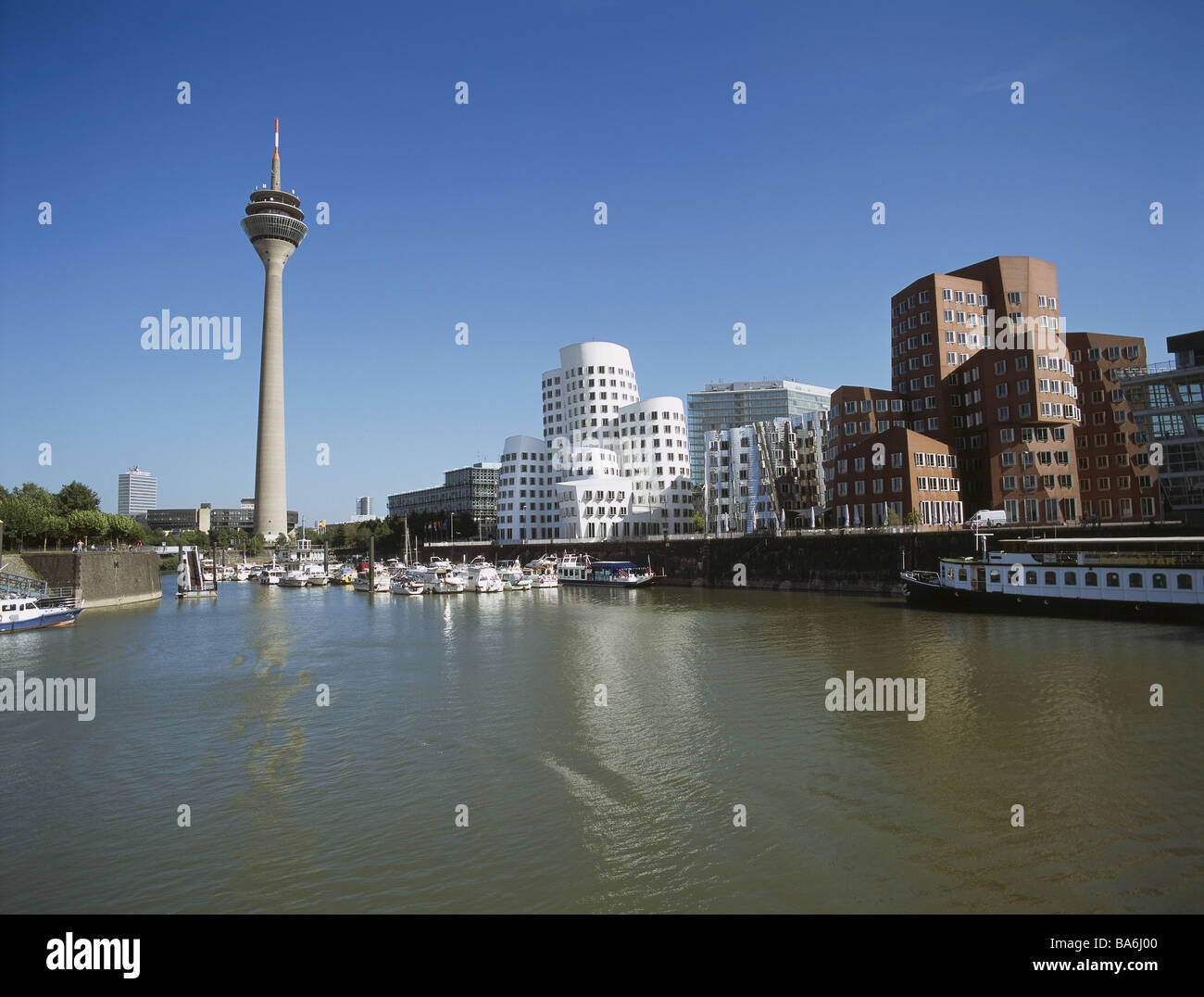 Germania Renania settentrionale-Vestfalia Düsseldorf media-porto Gehry-Häuser Reno-torre alcuna proprietà di rilasciare city-parere skyline Foto Stock