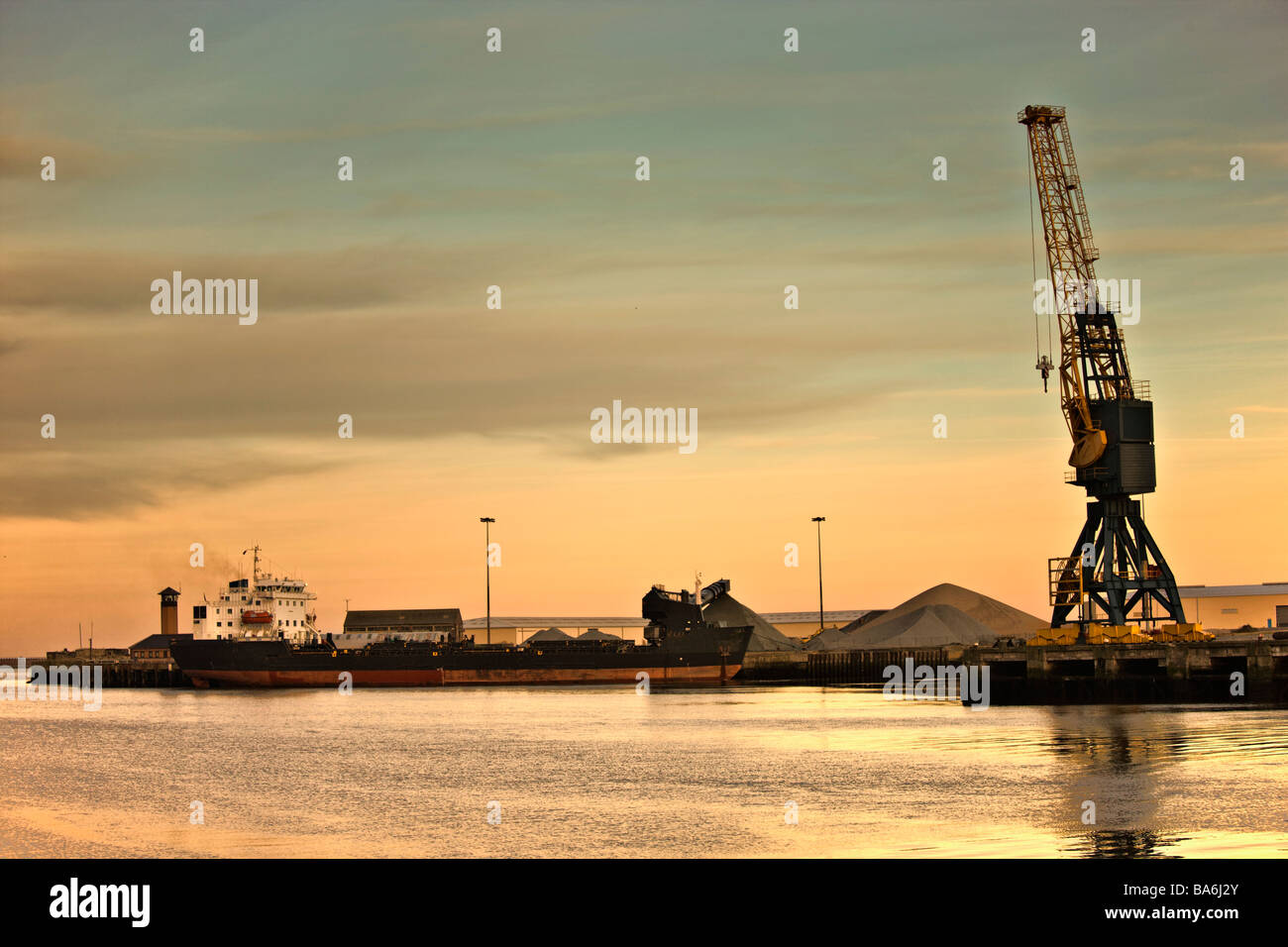 Tyne and Wear, Sunderland, Inghilterra; gru a un dock per la spedizione Foto Stock