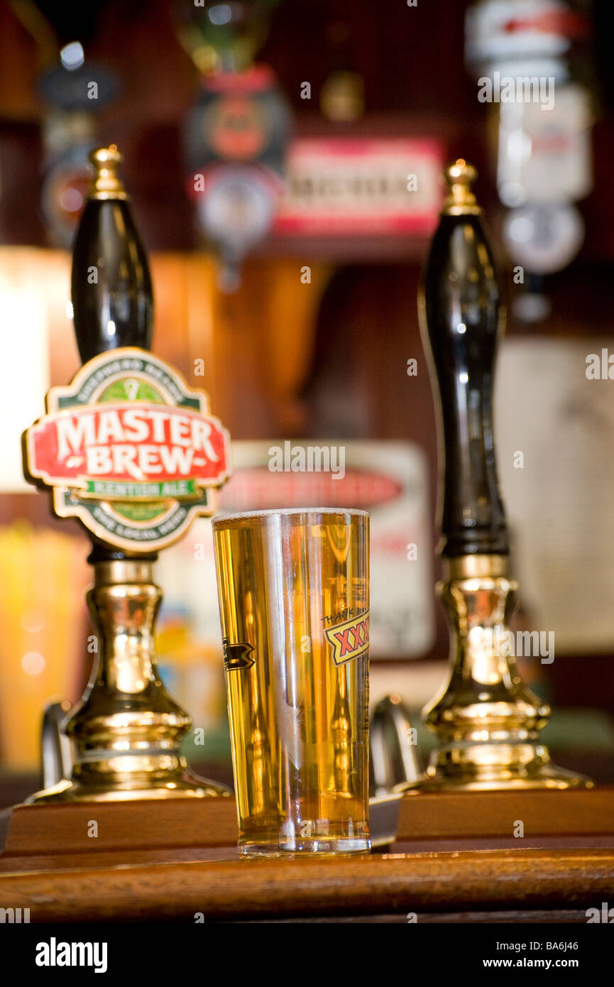 La pinta di birra lager su un pub bar in un inglese public house Foto Stock